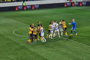 (ΦΩΤΟΣ) Κροτίδα, διαπληκτισμοί και κόκκινες! 