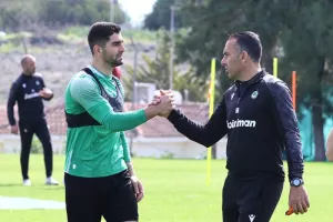 Χειραψίες στον εορτάζοντα κόουτς