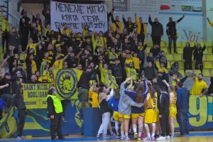 ΒΙΝΤΕΟΣ/Η Θύρα 3... έσπρωξε τα κορίτσια!