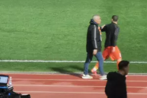 Δύο κίτρινες σε δύο λεπτά! Κόκκινη και έξω φρενών ο Καλτσάς