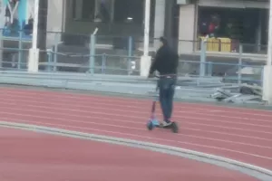 Με το σκούτερ του... μέσα στο Τσίρειο πριν τη σέντρα! (φώτος)
