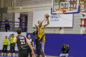 ΑΠΟΕΛ - Κεραυνός: Ματσάρα και... Στροβολιώτικη πρόκριση!  (φώτος)