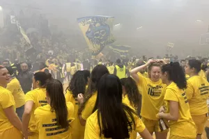 Πάρτι με τους ΑΕΛίστες οι πρωταθλήτριες! (βίντεο/φώτος)