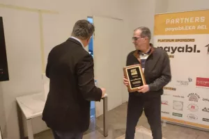 Με φανέλα ΑΕΛ ο Πάρις Παπαέλληνας, οι "Λέοντες" τίμησαν τον πρόεδρο του Κεραυνού! 