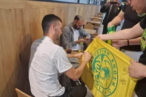 Υπογραφές και... χαμόγελα! (Φώτος)