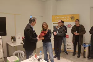Με φανέλα ΑΕΛ ο Πάρις Παπαέλληνας, οι "Λέοντες" τίμησαν τον πρόεδρο του Κεραυνού! 