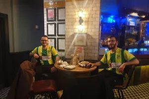 Με φανέλες ΑΕΚ για φαγητό και... τσου-λου