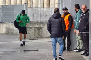 Έφτασε στο γήπεδο η Ομόνοια (φώτος)