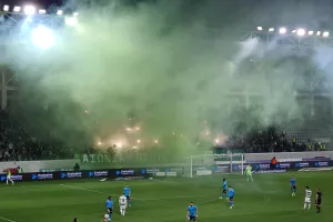 Καπνογόνα και μικρή διακοπή με το ξεκίνημα (φώτος)