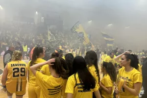 Πάρτι με τους ΑΕΛίστες οι πρωταθλήτριες! (βίντεο/φώτος)