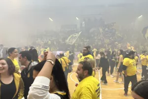 Πάρτι με τους ΑΕΛίστες οι πρωταθλήτριες! (βίντεο/φώτος)