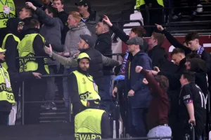 (Ενημέρωση) Πληρώνουν... την εξυπνάδα τους με τις τουρκικές σημαίες 