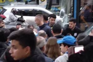 "Ντου" σε Γιόβα - Υπέγραψε σε κάδρο! (φώτος)