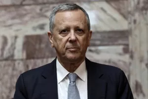 Απάντησε ο Μπαλτάκος για τη… φούστα: "Φυσικά δεν θα το αφήσω έτσι/Διπλό κακούργημα με το βίντεο"