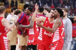 Η βράβευση του MVP Βεζένκοφ, τα μεγάλα «ερυθρόλευκα» σουτ και οι πανηγυρισμοί στο ΣΕΦ