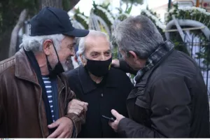 Συντετριμμένος ο Νεστορίδης πάνω από το φέρετρο του Μίμη Παπαϊώαννου
