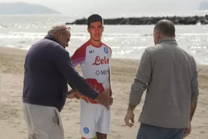 Τρέλα στη Νάπολη: Βάζουν ομοιώματα παικτών στην παραλία ενόψει του… σκουντέτο!