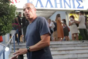 Θύμα ξυλοδαρμού ο Γιάνης Βαρουφάκης