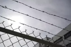 Κρατούμενος απέδρασε με… τηλεκάρτα - Συνελήφθη αστυνομικός