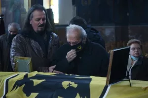 Συντετριμμένος ο Νεστορίδης πάνω από το φέρετρο του Μίμη Παπαϊώαννου