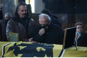 Συντετριμμένος ο Νεστορίδης πάνω από το φέρετρο του Μίμη Παπαϊώαννου