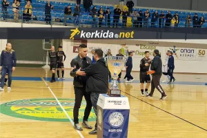 ΦΩΤΟ Kerkida/Ο πρωταθλητής συνεχάρη τον κυπελλούχο!