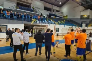 (ΒΙΝΤΕΟ Kerkida) Τραγούδησαν για τα... Πορτοκαλί αδέλφια που έφυγαν από τη ζωή
