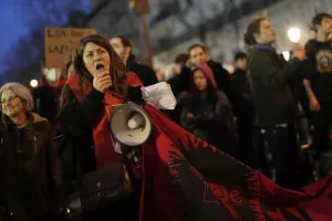 «Παραλύει» η Γαλλία - Στους δρόμους χιλιάδες διαδηλωτές εναντίον Μακρόν