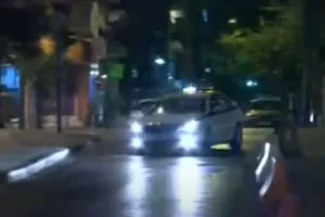 Αστυνομικός σώθηκε από θαύμα στον Ασπρόπυργο - Τον πυροβόλησαν κι η σφαίρα καρφώθηκε στο αλεξίσφαιρο