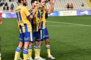ΑΠΟΕΛ - Νέα Σαλαμίνα: Τριάρα, κορυφή, πρωτιά! (φώτος)
