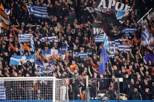 (ΒΙΝΤΕΟ) Είσοδος με Ελληνικές σημαίες -Πάνο αλληλεγγύης από ΑΠΟΕΛίστες και Ομονοιάτες