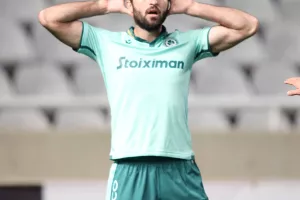 (Καρίμ) Πανηγύρισε μπροστά στην κερκίδα του ΑΠΟΕΛ, του έριξαν μπουκάλι και... ήπιε νερό