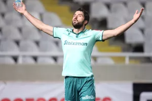 (Καρίμ) Πανηγύρισε μπροστά στην κερκίδα του ΑΠΟΕΛ, του έριξαν μπουκάλι και... ήπιε νερό