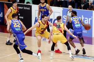 Κεραυνός - ΑΠΟΕΛ: Το... ντέρμπι στην ομάδα του Στροβόλου (φώτος)