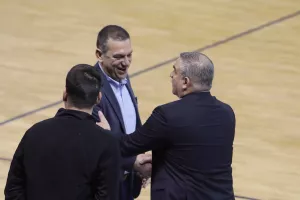 H χειραψία... Θωμά & Κωνσταντινίδη