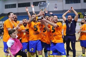 (BINTEO/Φώτος Kerkida) Η απονομή του τροπαίου στο ΑΠΟΕΛ