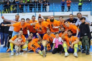 (BINTEO/Φώτος Kerkida) Η απονομή του τροπαίου στο ΑΠΟΕΛ