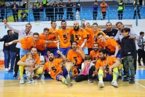 (BINTEO/Φώτος Kerkida) Η απονομή του τροπαίου στο ΑΠΟΕΛ