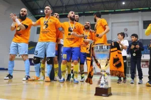 (BINTEO/Φώτος Kerkida) Η απονομή του τροπαίου στο ΑΠΟΕΛ