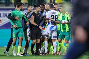 "Αρπάχτηκαν" Τόμοβιτς και Χέντι, ακολούθησε ένταση και αποβολές! (φώτος)