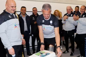 Ο Tιμούρ έσβησε κεράκια σε... τούρτα Κετσπάγια! (φώτος)