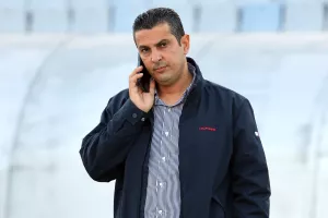 Στο τηλέφωνο και στο... ΚΟΚΚΙΝΟ!
