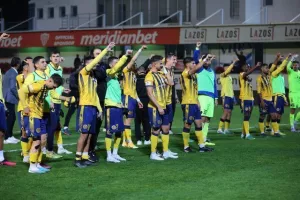 (ΒΙΝΤΕΟ-kerkida) "Γαλαζοκίτρινο" πάρτι πρόκρισης!
