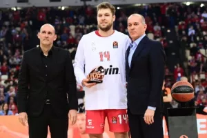 Βεζένκοβ: Παρέλαβε στο ΣΕΦ το βραβείο του MVP του μήνα