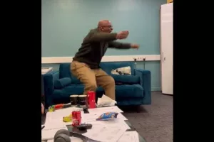 Ο Ίαν Ράιτ "τρελάθηκε" με το... buzzer beater της Άρσεναλ (Βίντεο)