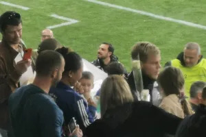Κακόριν - Σόκε... μοίρασαν λουλούδια στις γυναίκες! (Φώτος)