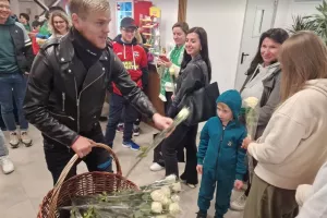 Κακόριν - Σόκε... μοίρασαν λουλούδια στις γυναίκες! (Φώτος)