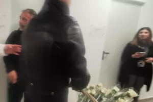 Κακόριν - Σόκε... μοίρασαν λουλούδια στις γυναίκες! (Φώτος)