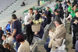 Κακόριν - Σόκε... μοίρασαν λουλούδια στις γυναίκες! (Φώτος)