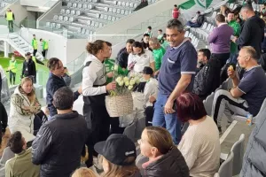 Κακόριν - Σόκε... μοίρασαν λουλούδια στις γυναίκες! (Φώτος)